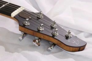 Detalhe do headstock da Guitarra Biscuit RGil Guitars